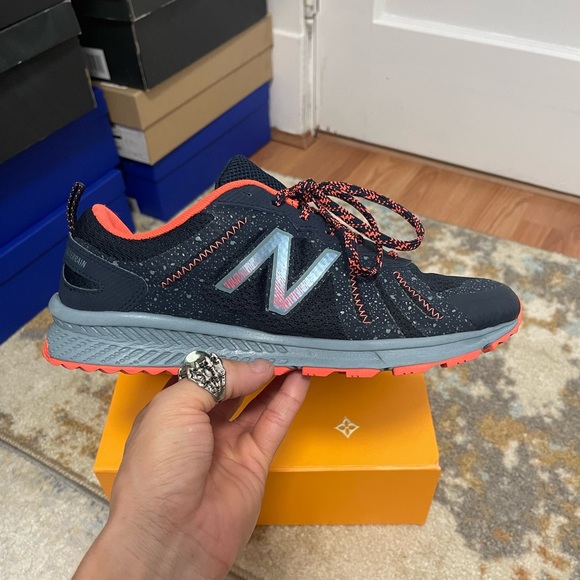 Like New Women Size 8.5 (Euro Size 40) New Balance T590V4 Running Shoes Fuelcore - Picture 9 of 14